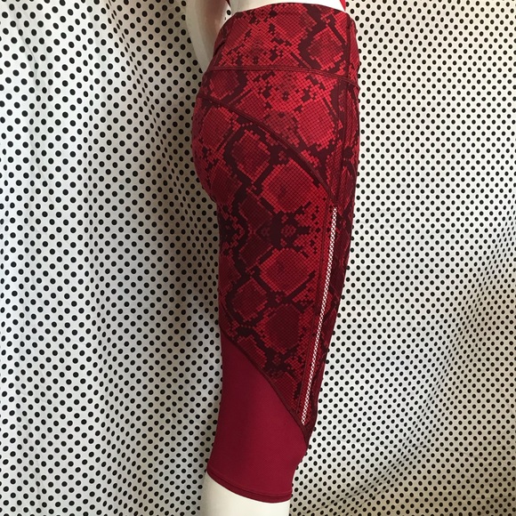 Lululemon Vent It Out Crop Mini Ziggy Snake Red Tide Cranberry Tights Size 6 - Picture 8 of 17